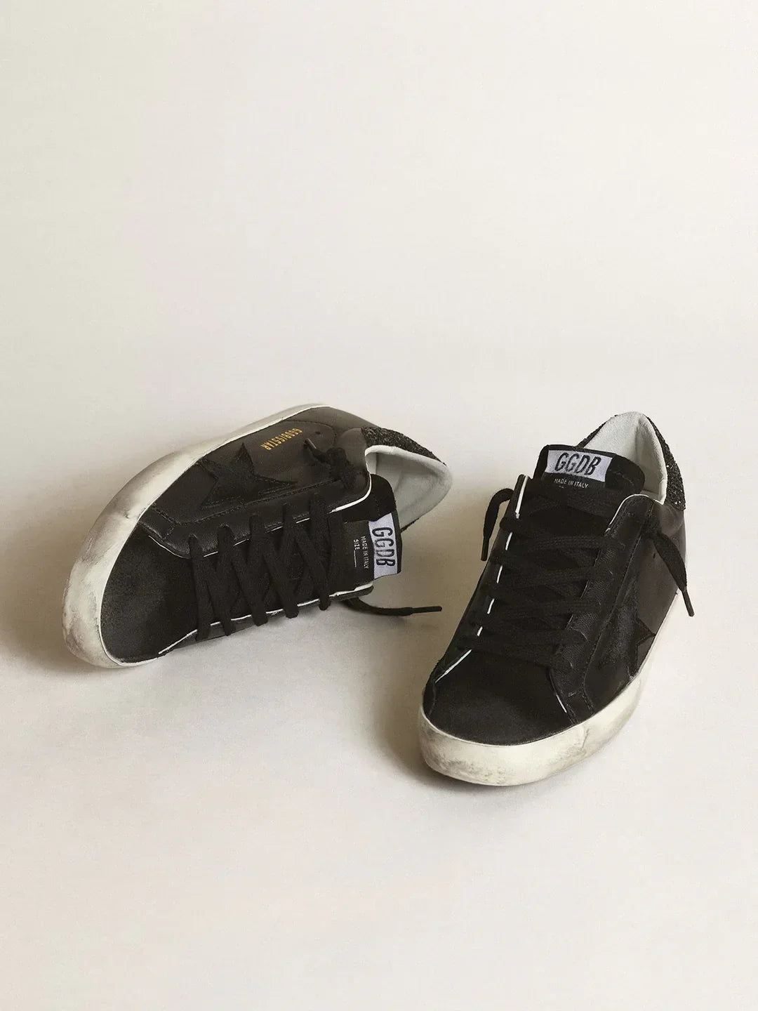 Super-Star en nappa noir avec étoile noire et contrefort pailleté
