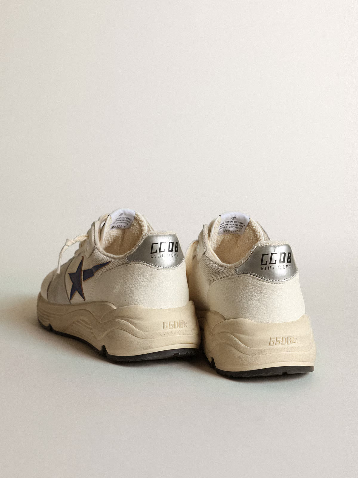 Running Sole en cuir et en résille blancs avec étoile en cuir lamé bleu