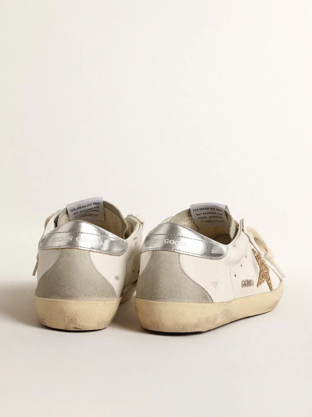 Super-Star avec étoile à paillettes dorées et empiècements en daim gris froid