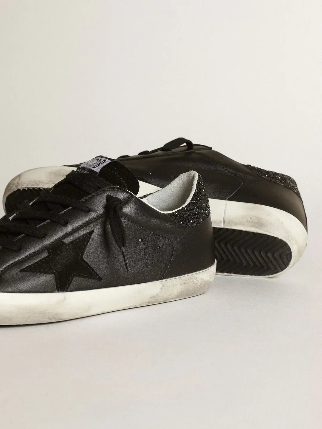 Super-Star en nappa noir avec étoile noire et contrefort pailleté