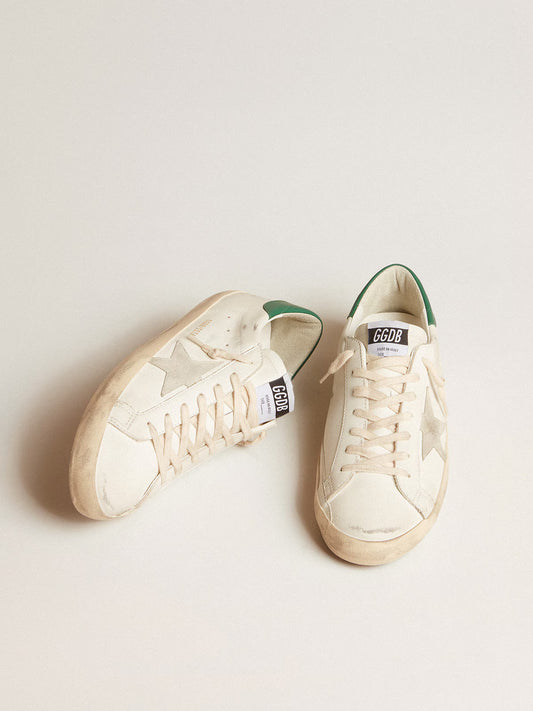 Super-Star en cuir blanc avec étoile en daim gris froid et contrefort en cuir vert