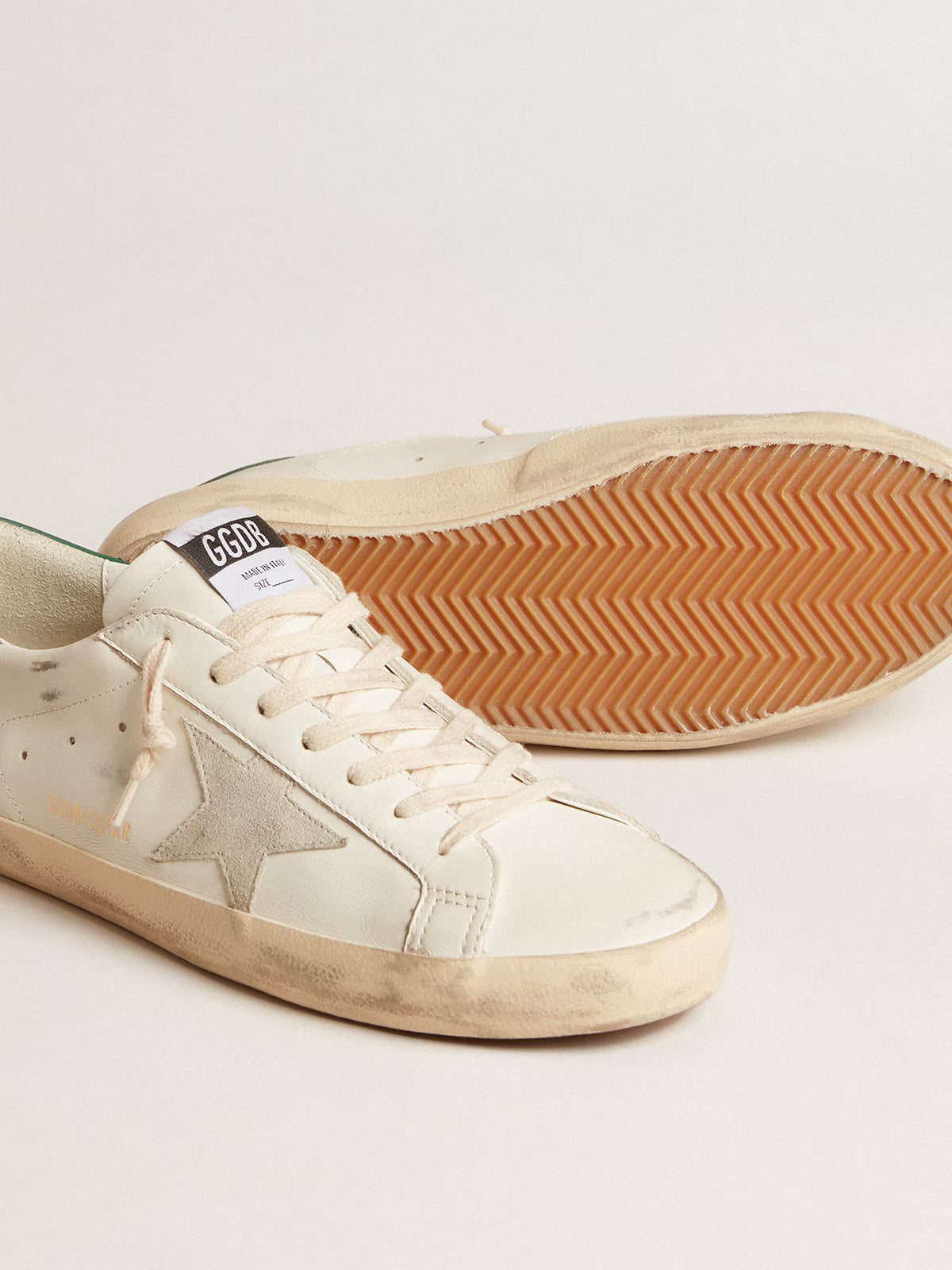 Super-Star en cuir blanc avec étoile en daim gris froid et contrefort en cuir vert