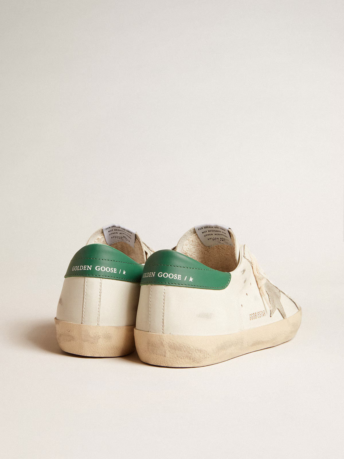 Super-Star en cuir blanc avec étoile en daim gris froid et contrefort en cuir vert