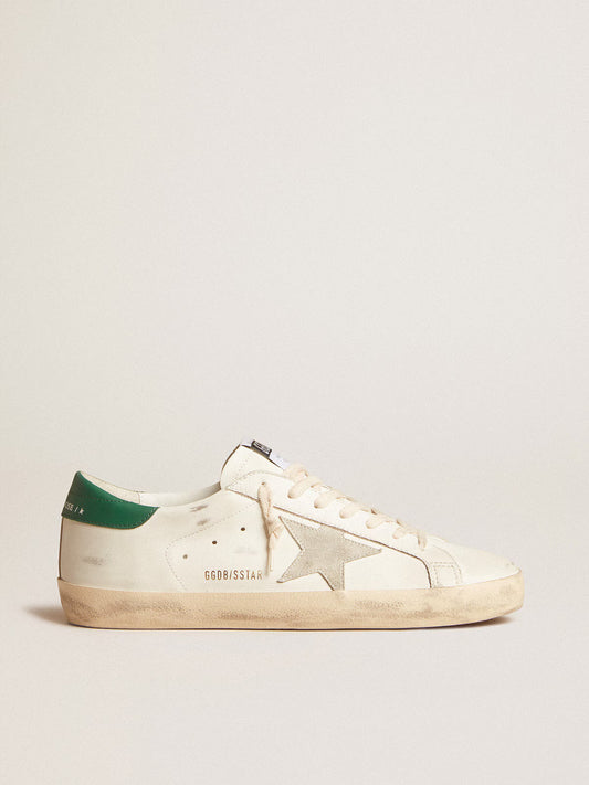 Super-Star en cuir blanc avec étoile en daim gris froid et contrefort en cuir vert