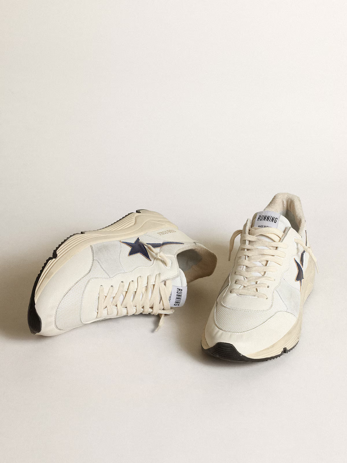 Running Sole en cuir et en résille blancs avec étoile en cuir lamé bleu