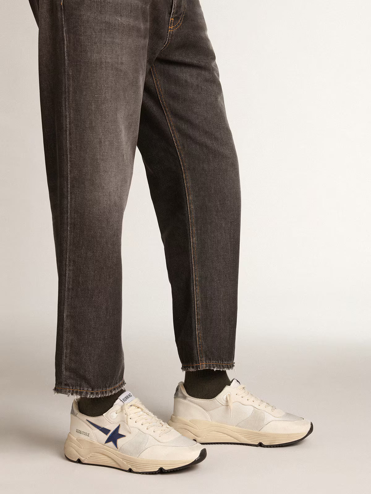 Running Sole en cuir et en résille blancs avec étoile en cuir lamé bleu