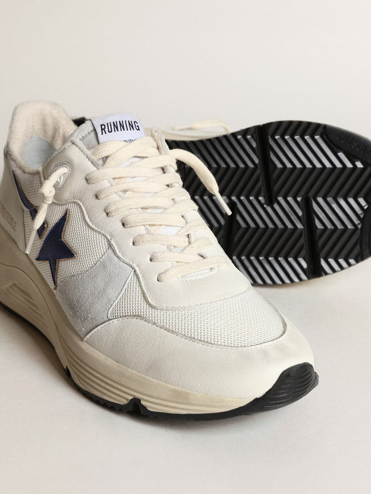 Running Sole en cuir et en résille blancs avec étoile en cuir lamé bleu